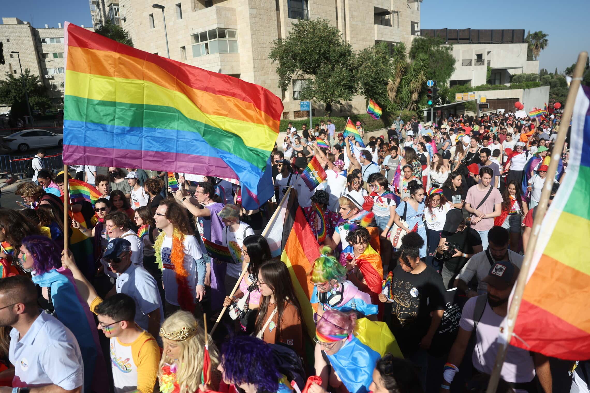 משתתפים לוקחים חלק במצעד הגאווה בירושלים, 2 ביוני 2022 (צילום: יונתן זינדל, פלאש 90)