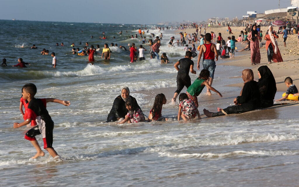 תושבי עזה נופשים בים, 3 ביוני 2022 (צילום: Abed Rahim Khatib/Flash90)