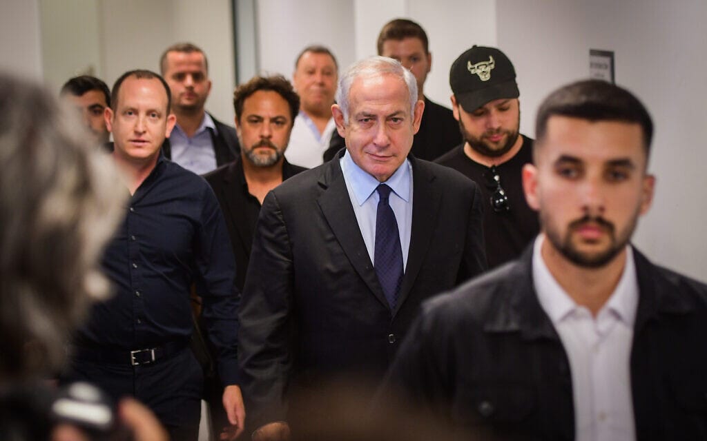 יו"ר האופוזיציה בנימין נתניהו מגיע לבית המשפט בתל אביב במסגרת התביעה שהגיש נגד ראש הממשלה לשעבר אהוד אולמרט, 12 ביוני 2022 (צילום: Avshalom Sassoni/Flash90) יו"ר האופוזיציה בנימין נתניהו מגיע לבית המשפט בתל אביב במסגרת התביעה שהגיש נגד ראש הממשלה לשעבר אהוד אולמרט, 12 ביוני 2022 (צילום: Avshalom Sassoni/Flash90)