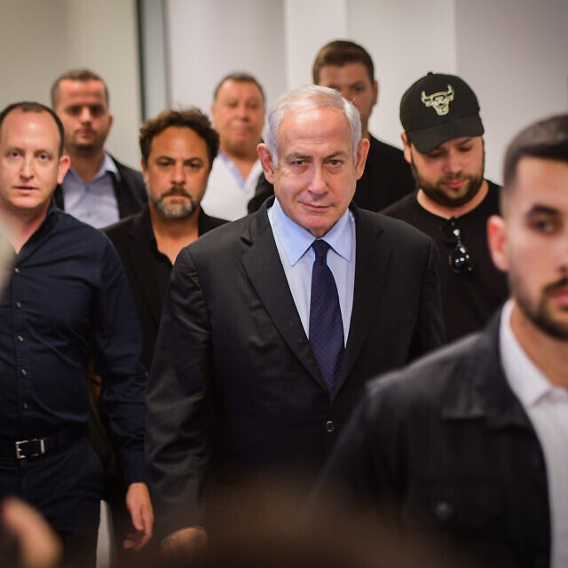 יו"ר האופוזיציה בנימין נתניהו מגיע לבית המשפט בתל אביב במסגרת התביעה שהגיש נגד ראש הממשלה לשעבר אהוד אולמרט, 12 ביוני 2022 (צילום: Avshalom Sassoni/Flash90)