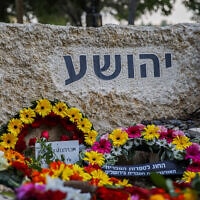 קברו הטרי של א"ב יהושע ליד קברה של אשתו איקה בבית העלמין בעין כרמל, 15 ביוני 2022 (צילום: Shir Torem/Flash90)