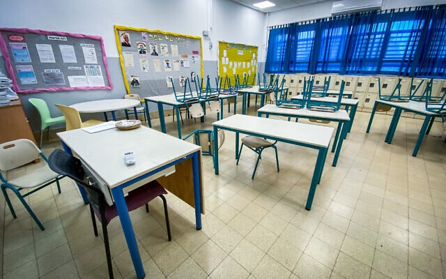 כיתת לימוד ריקה בבית ספר יסודי בתל אביב, 19 ביוני 2022 (צילום: אבשלום ששוני, פלאש 90)