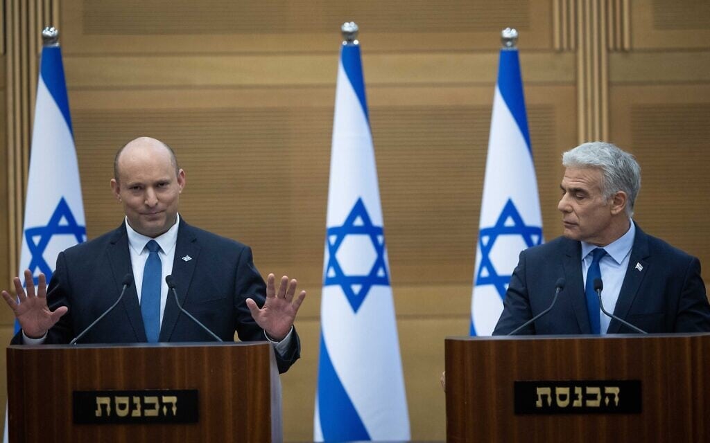 ראש הממשלה נפתלי בנט ושר החוץ יאיר לפיד מכריזים על החלטתם לפזר את הכנסת, 20 ביוני 2022 (צילום: יונתן זינדל/פלאש90)
