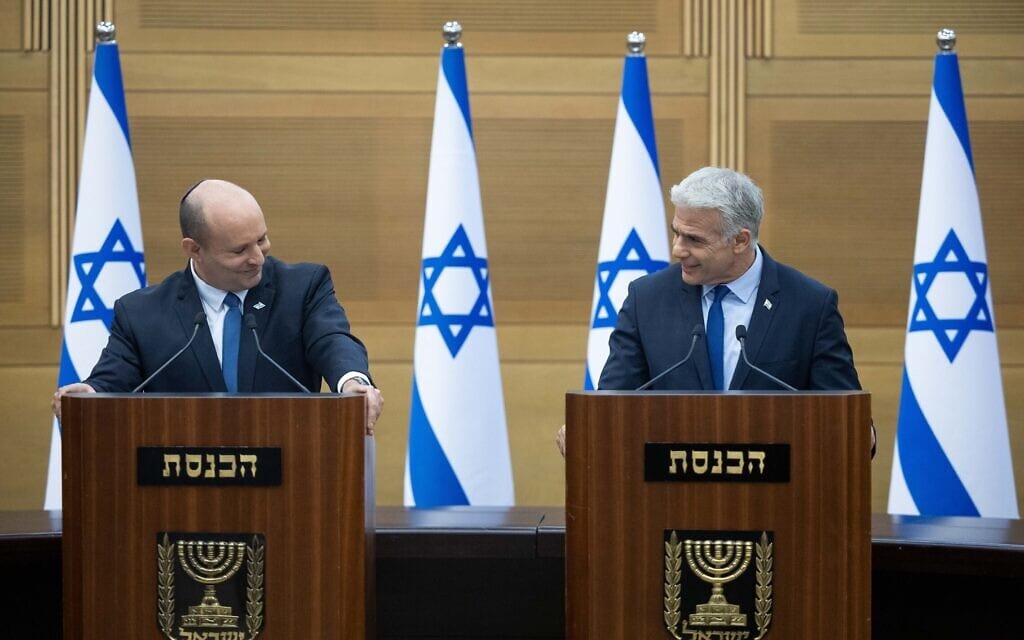 ראש הממשלה נפתלי בנט ושר החוץ יאיר לפיד מכריזים על החלטתם לפזר את הכנסת, 20 ביוני 2022 (צילום: יונתן זינדל/פלאש90)