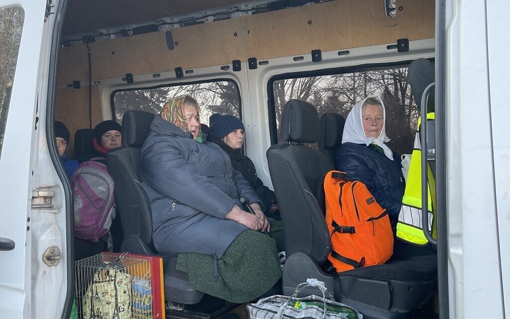 פליטים באחד מרכבי החילוץ שיצאו מירוסלבקה, אוקראינה, 20 במרץ 2022 (צילום: Klara Lisinski/ Dorcas Kauffman)