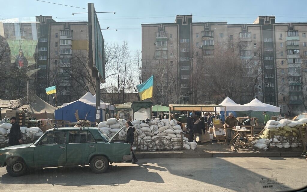 מחסום צבאי בפרוור של קייב, אוקראינה, 20 במרץ 2022 (צילום: Klara Lisinski/ Dorcas Kauffman)