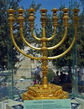 מנורת זהב שנבנתה על ידי מכון המקדש ומוצגת כעת בתיבה שקופה בכיכר המנורה הצופה על הכותל המערבי והר הבית (צילום: מכון המקדש)
