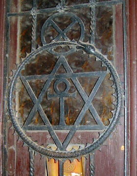 מגן דוד כחלק מסמל האגודה התאוסופית &#8211; עיטור דלת בבודפשט (צילום: Etan J. Tal, ויקיפדיה)