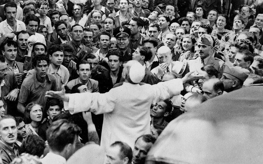 האפיפיור פיוס ה־12 מתקבל על ידי ההמונים במהלך סיור לבדיקת נזקי התקיפה האמריקאית ברומא, אוקטובר 1943 (צילום: AP)