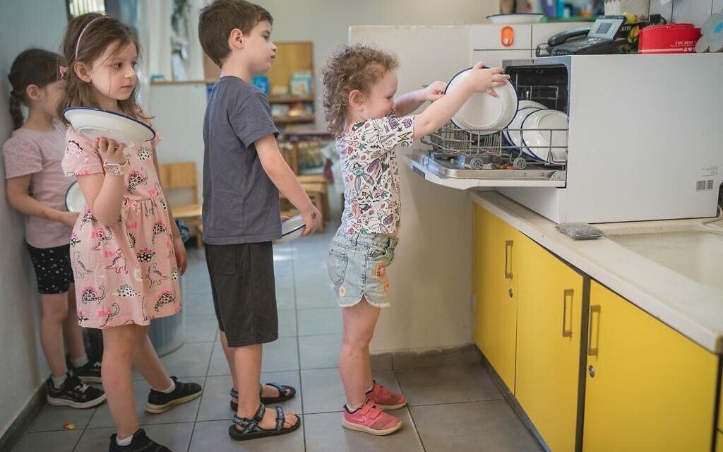 ילדים מעמיסים כלים רב-פעמיים למדיח באשכול גנים בבלי בתל אביב (צילום: אילן ספירא)