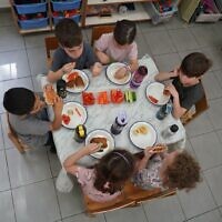 ילדים מעמיסים כלים רב-פעמיים למדיח באשכול גנים בבלי בתל אביב (צילום: אילן ספירא)