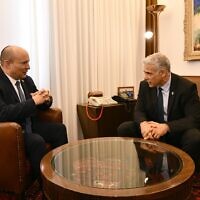 ראש הממשלה הנכנס יאיר לפיד לצד ראש הממשלה היוצא נפתלי בנט, 30 ביוני 2022 (צילום: חיים צח/לע"מ) ראש הממשלה הנכנס יאיר לפיד לצד ראש הממשלה היוצא נפתלי בנט, 30 ביוני 2022 (צילום: חיים צח/לע"מ)