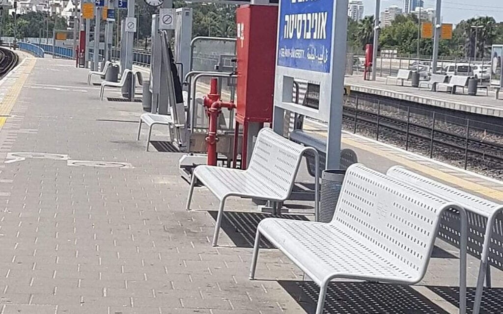 שמש ברציף תחנת האוניברסיטה בתל אביב (צילום: מתוך דף הפייסבוק של תום סילברשטיין)