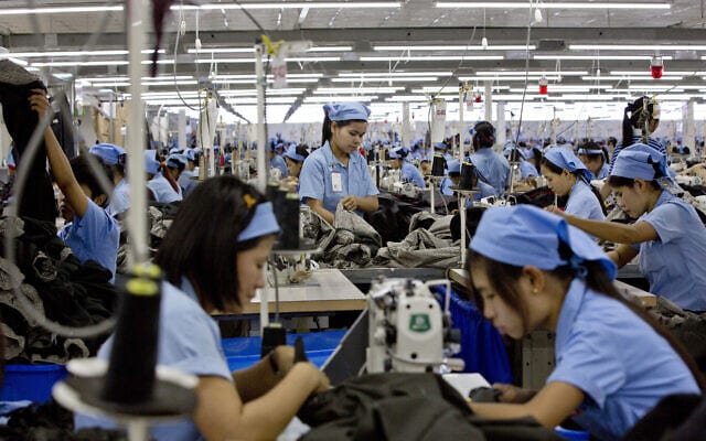 עובדות במפעל בהליאנג תאריאר במיאנמר, 2015 (צילום: AP Photo,File)