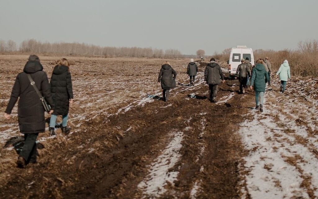 אזרחים משיירת החילוץ מירוסלבקה צועדים ברגל כדי להקל את העומס על כלי הרכב, אוקראינה 22 במרץ 2022 (צילום: Klara Lisinski/ Dorcas Kauffman)