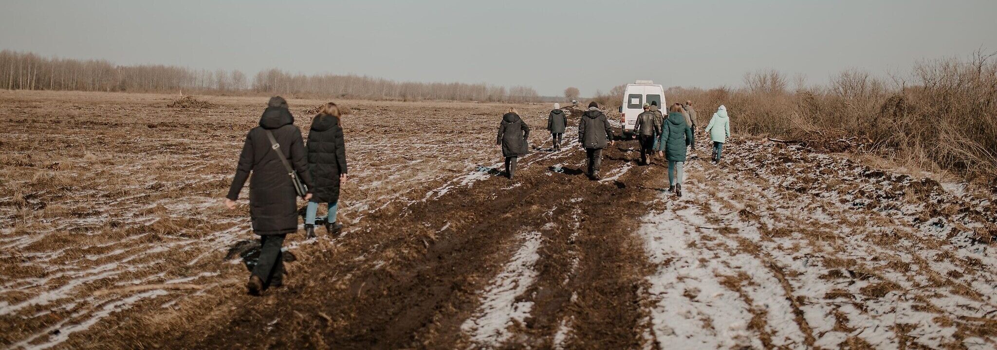 אזרחים משיירת החילוץ מירוסלבקה צועדים ברגל כדי להקל את העומס על כלי הרכב, אוקראינה 22 במרץ 2022 (צילום: Klara Lisinski/ Dorcas Kauffman)