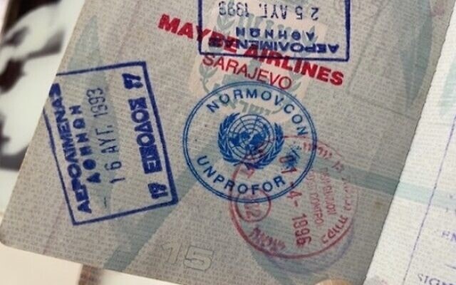 הדרכון עם חותמת מייבי איירליינס סראייבו (צילום: חנני רפופורט)