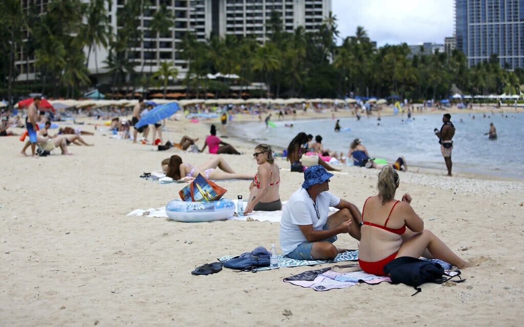 תיירים אוסטרלים בהונולולו, הוואי, ארה&quot;ב, מאי 2022 (צילום: AP Photo/Caleb Jones)