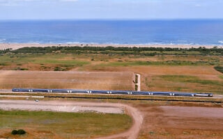 רכבת עוברת ליד מנחת הבונים (צילום: גלבוע צילום אווירי וקרקעי, צילום מסך)