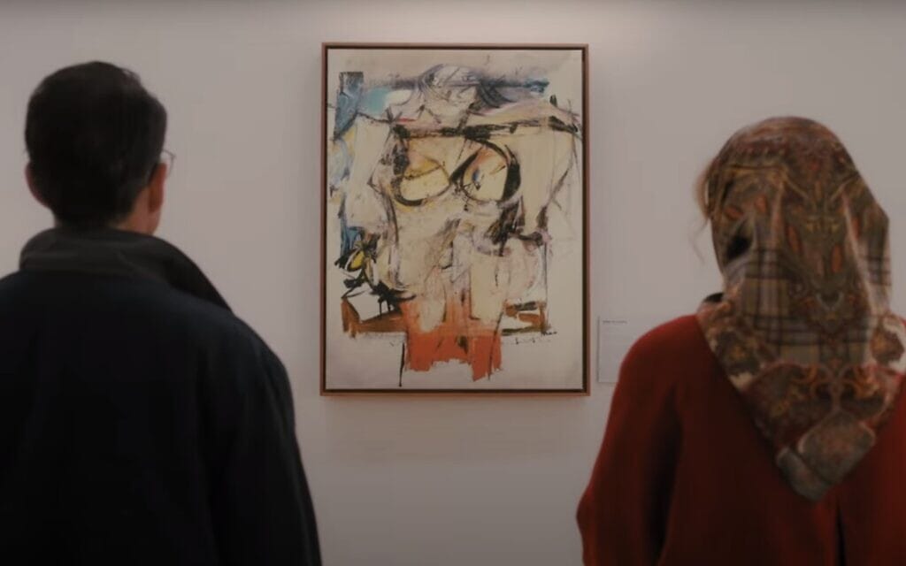 שרה מינץ וגלן האוורטון בתפקיד ג'רי וריטה, מתבוננים בציור של דה קונינג (צילום: יוטיוב)