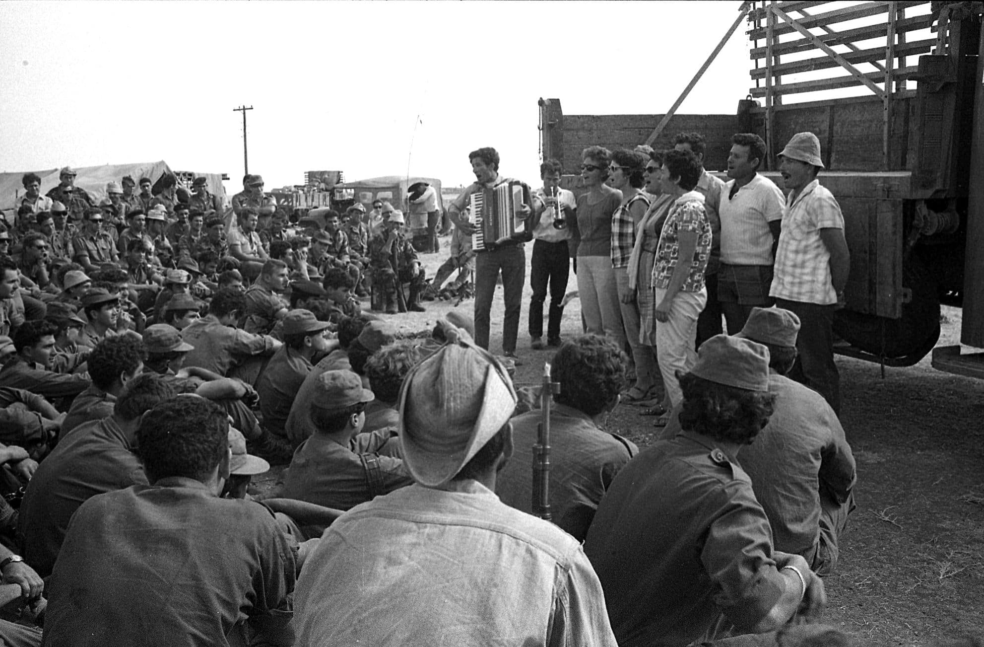 להקת הגבעטרון מופיעה בפני חיילי צה&quot;ל ב-1967 (צילום: אליעזר סקלרץ/ביתמונה. מאוסף ארכיון בית שטורמן)