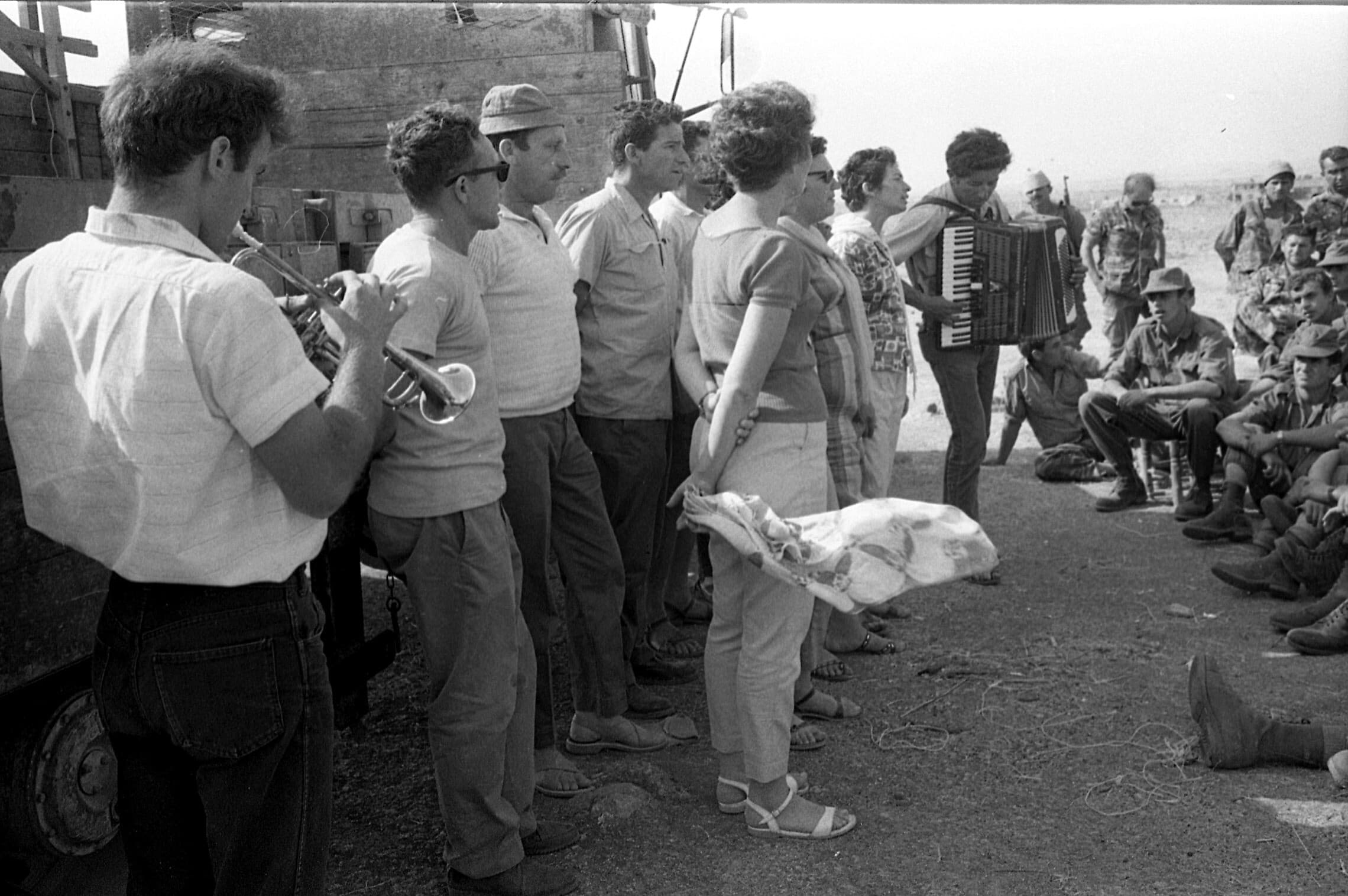 להקת הגבעטרון מופיעה בפני חיילי צה&quot;ל ב-1967 (צילום: אליעזר סקלרץ/ביתמונה. מאוסף ארכיון בית שטורמן)