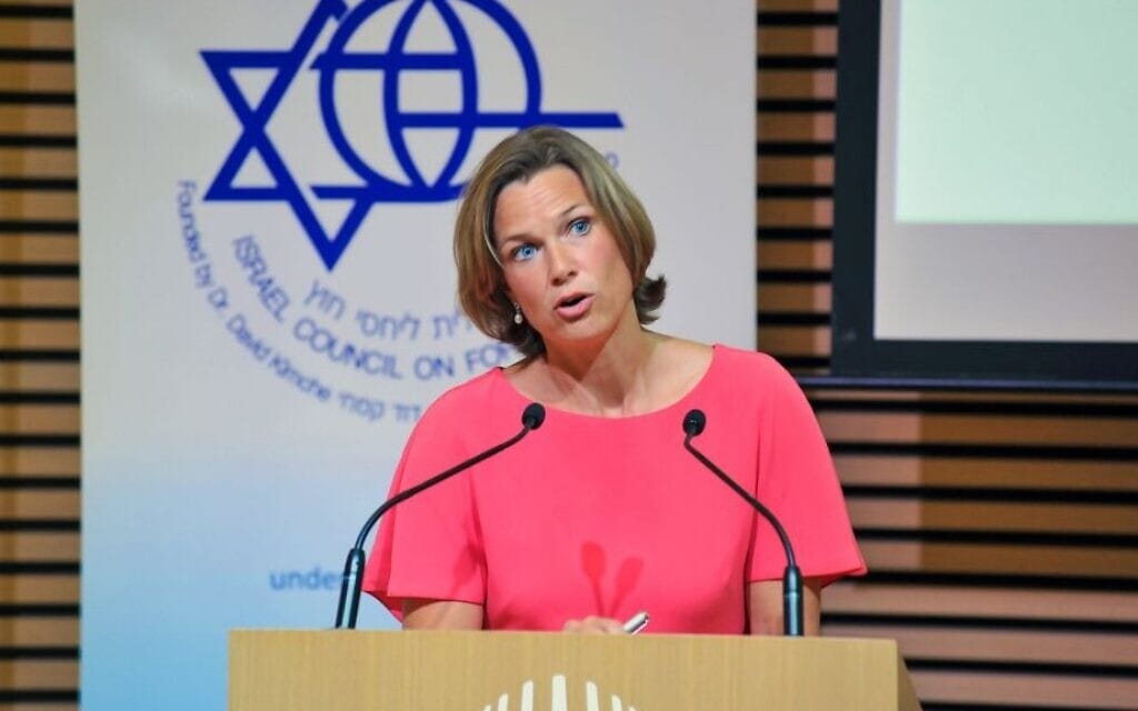 המתאמת האירופית למאבק באנטישמיות קתרינה פון שנורביין במועצה הישראלית ליחסי חוץ בירושלים, 14 ביולי 2016 (צילום: אנדרס לאקו)