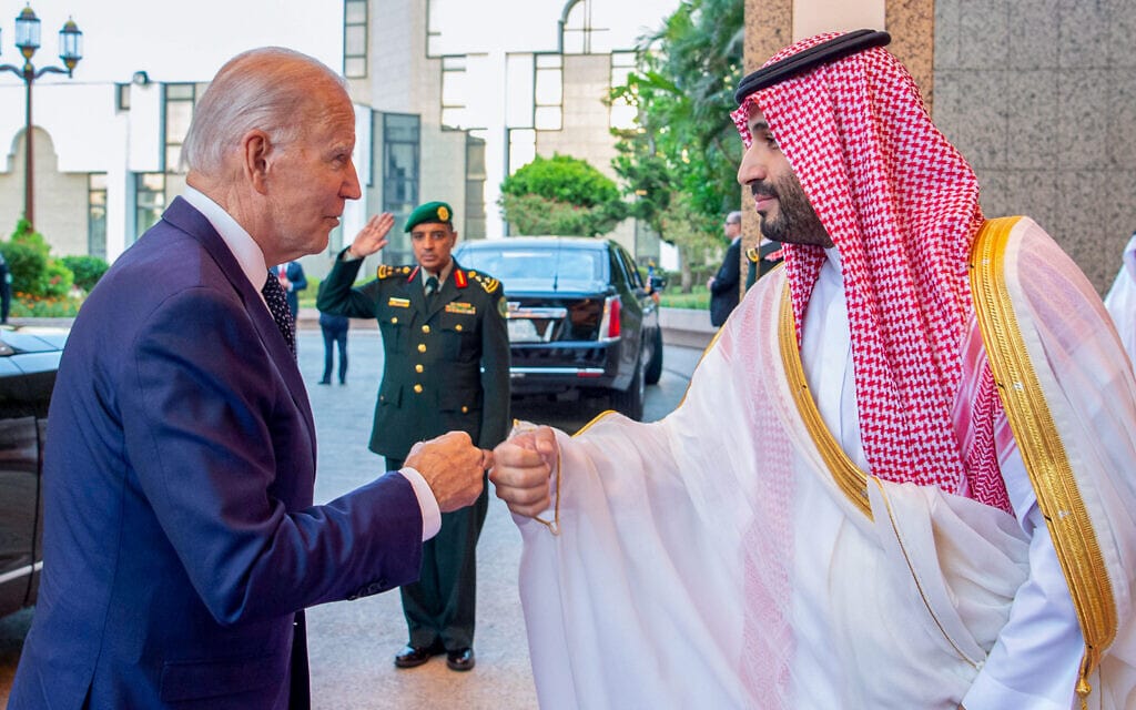 הנשיא ביידן מצמיד אגרופים עם יורש העצר הסעודי מוחמד בן סלמאן בארמון בג&#039;דה. 15 ביולי 2022 (צילום: Saudi Press Agency via AP)