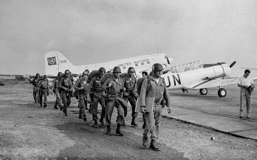 חיילי צבא ארה&quot;ב חולפים על פני מטוסים של האו&quot;ם בהגיעם לביירות, לבנון, ב-19 ביולי 1958 (צילום: AP Photo/Jim Pringle)
