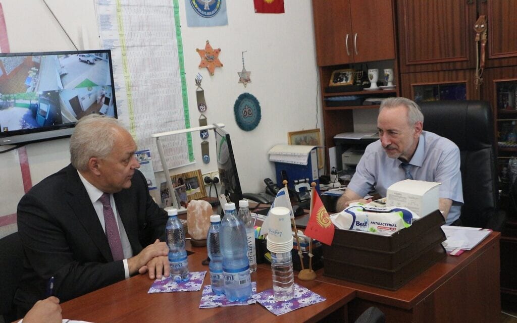 מנהל בית הספר אורט פרי עץ חיים ולדימיר כריטסמן משוחח עם שגריר האיחוד האירופי בקירגיזסטן אדוארד אאואר, 27 ביוני 2022 (צילום: שגרירות האיחוד האירופי בקירגיזסטן)
