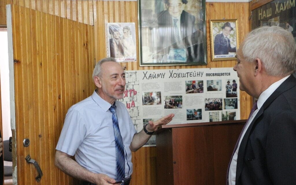 ולדימיר כריטסמן (משמאל), מנהל בית הספר היהודי בקירגיזסטן עורך סיור לשגריר האיחוד האירופי בקירגיזסטן אדוארד אאואר, 27 ביוני 2022 (צילום: שגרירות האיחוד האירופי בקירגיזסטן)