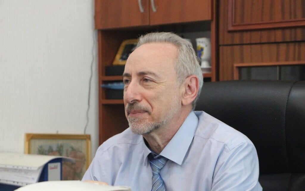ולדימיר כריטסמן, מנהל בית הספר היהודי בקירגיזסטן במשרדו, 27 ביוני 2022 (צילום: שגרירות האיחוד האירופי בקירגיזסטן)