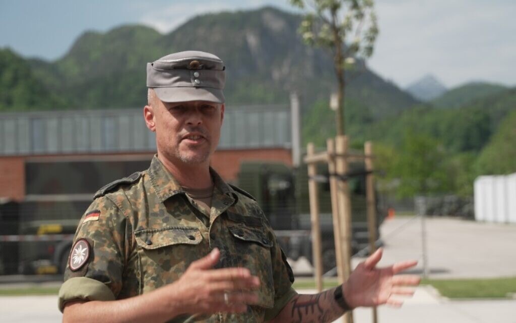 לוטננט קולונל תומס נוקלמן מדבר בפני קבוצה של בני הדור השני בבסיס הצבאי בפלדאפינג, ששימש בעבר כמחנה עקורים, מאי 2022 (צילום: אלכסנדר וקסלר)