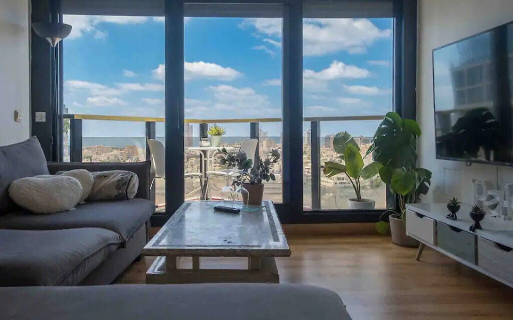 דירת airbnb להשכרה במרכז תל אביב עם נוף המשקיף לים (צילום: אתר airbnb)