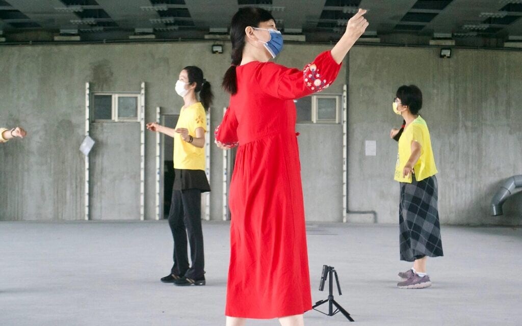 מורה טייוואנית לריקוד מתרגלת ריקוד עם ישראלי (צילום: ג&#039;ורדין היימה)