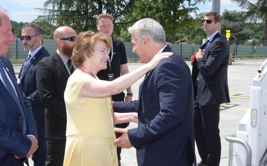 ראש הממשלה יאיר לפיד מתחבק עם שגרירת ישראל בצרפת יעל גרמן בשדה התעופה בפריז, 5 ביולי 2022 (צילום: עמוס בן גרשום/ לע&quot;מ)