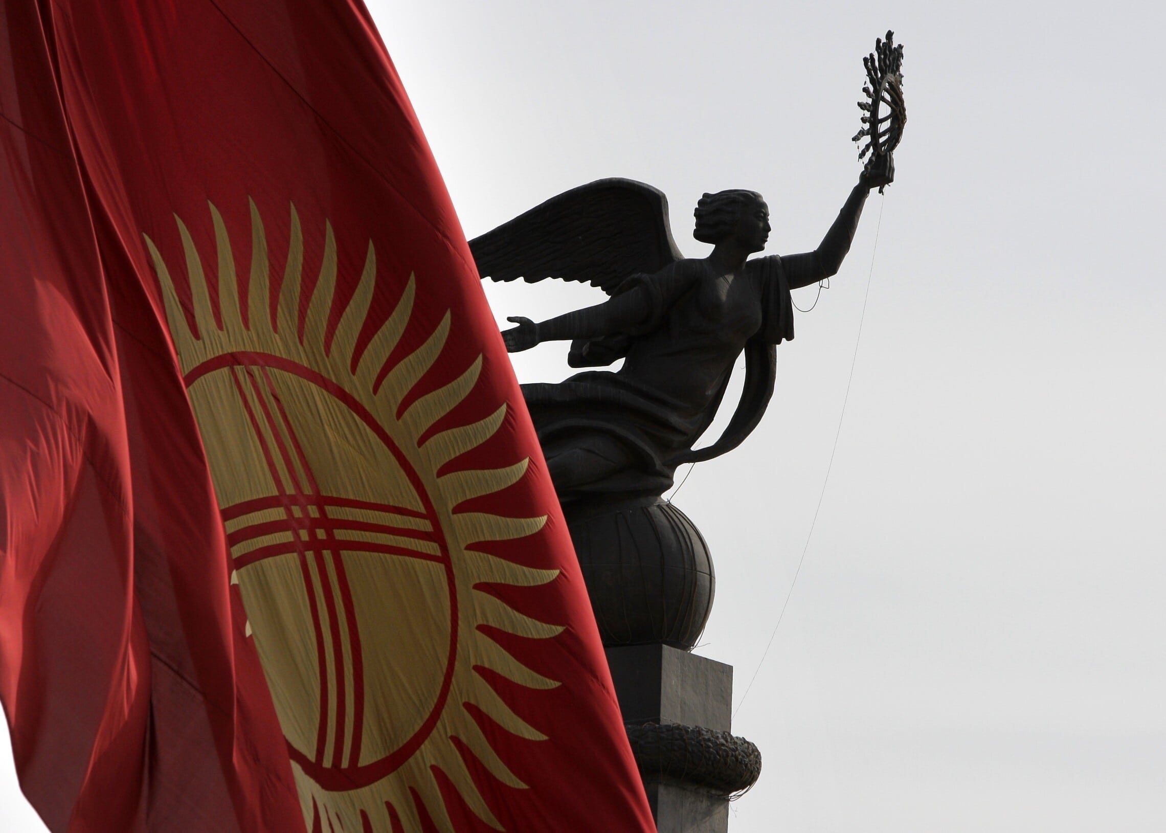 דגל קירגיזסטן (צילום: AP Photo/Alexander Zemlianichenko)