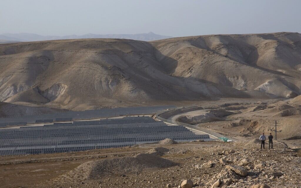 לוחות סולאריים בתחנת הכוח הסולארית &quot;נור יריחו&quot;, הגדה המערבית, 21 במאי 2019 (צילום: AP Photo/Nasser Nasser)