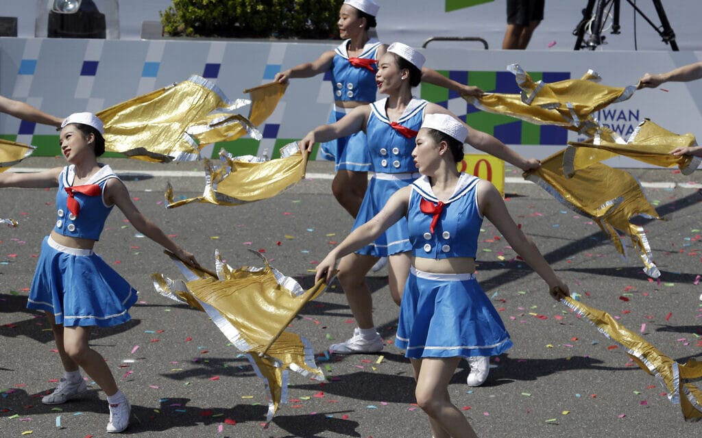 רקדנים בחגיגות &quot;היום הלאומי&quot; בטייוואן (צילום: AP Photo/Chiang Ying-ying)
