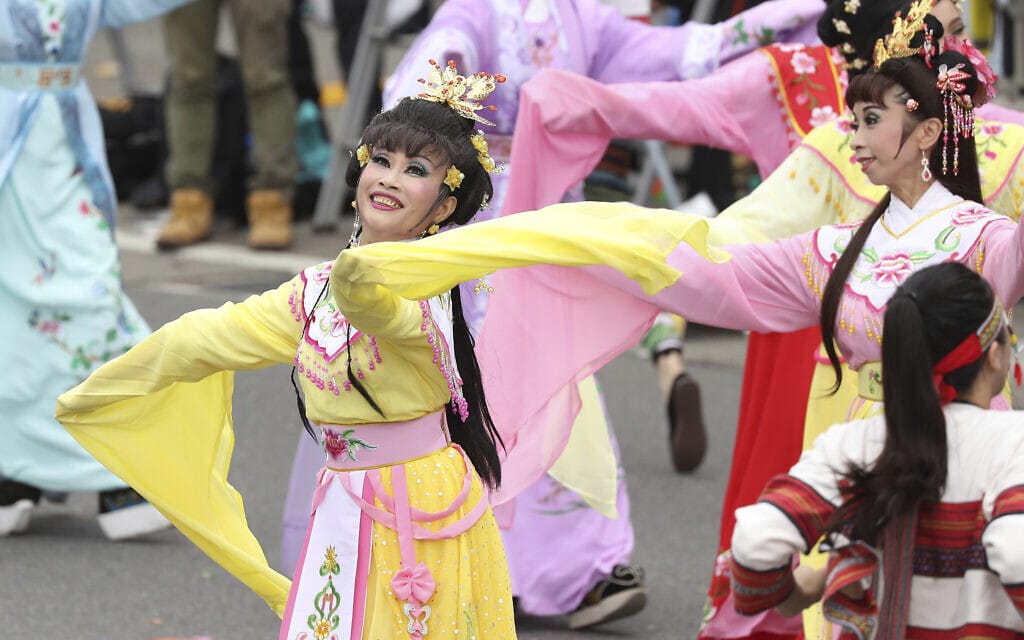רקדנים בחגיגות &quot;היום הלאומי&quot; בטייוואן (צילום: AP Photo/Chiang Ying-ying)