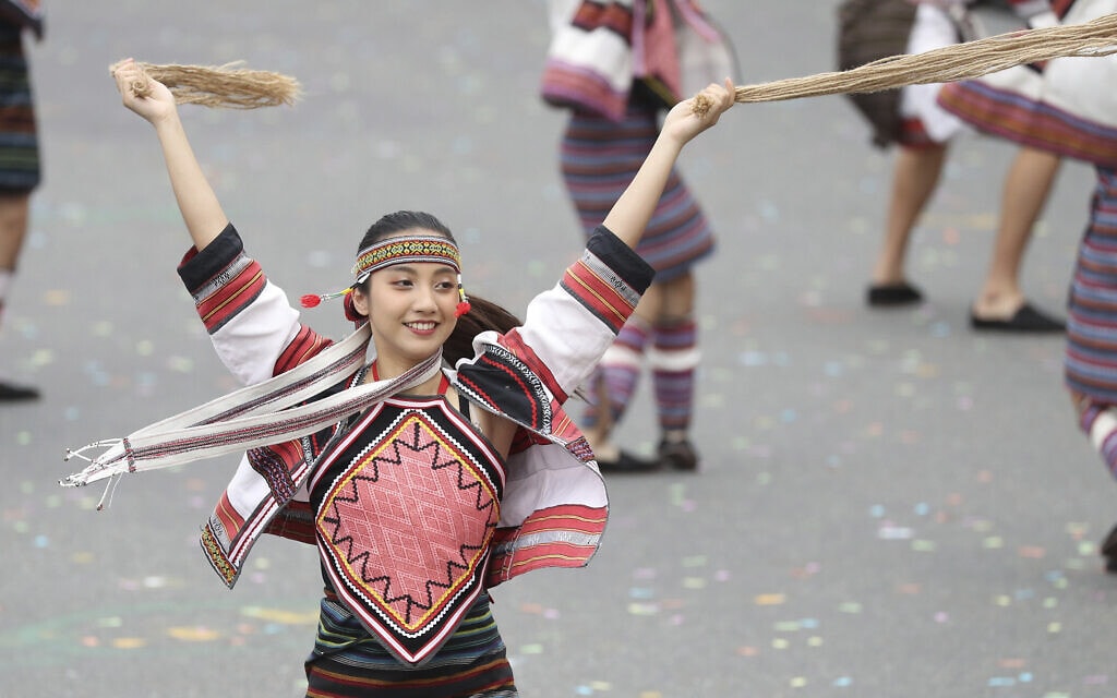 רקדנית בטייוואן, 10 באוקטובר 2020 (צילום: AP Photo/Chiang Ying-ying)