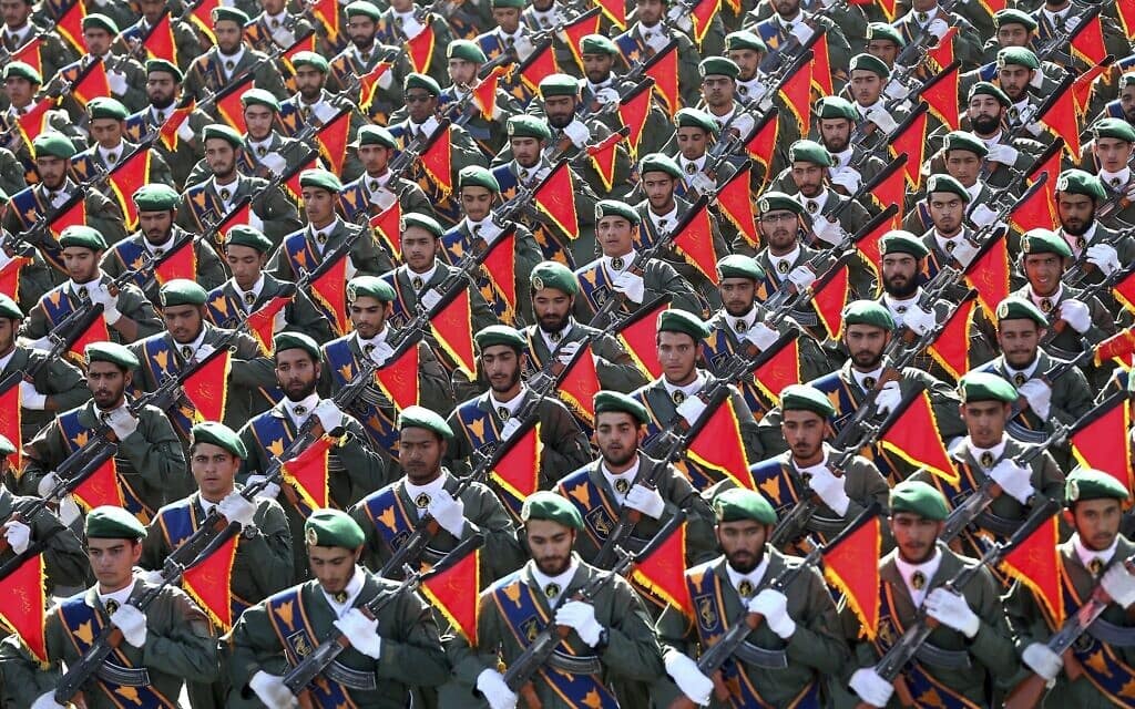 צעדה של משמרות המהפכה ברחובות טהרן ב-2016 (צילום: AP Photo/Ebrahim Noroozi)