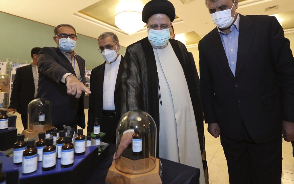 נשיא איראן אבראהים ראיסי (שני מימין) מבקר בתערוכה המציגה את ההישגים הגרעיניים של איראן. טהרן, 9 באפריל 2022 (צילום: Iranian Presidency Office via AP)