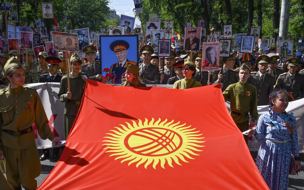 אזרחי קירגיזסטן מציינים את יום הניצחון על גרמניה הנאצית, 9 במאי 2022 (צילום: AP Photo/Vladimir Voronin)