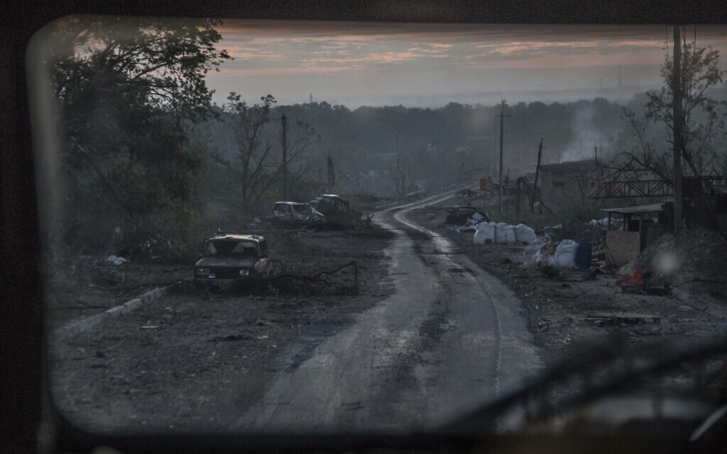 מבט על העיר סוורודונצק שהופצצה בידי רוסיה,8 ביוני 2022 (צילום: AP Photo/Oleksandr Ratushniak)
