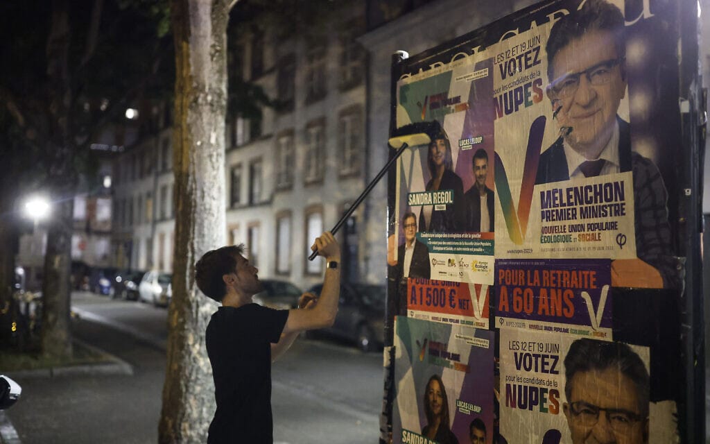 שלטי בחירות לפרלמנט בצרפת עם שלטים של מנהיג השמאל הקיצוני (צילום: AP Photo/Jean-Francois Badias)