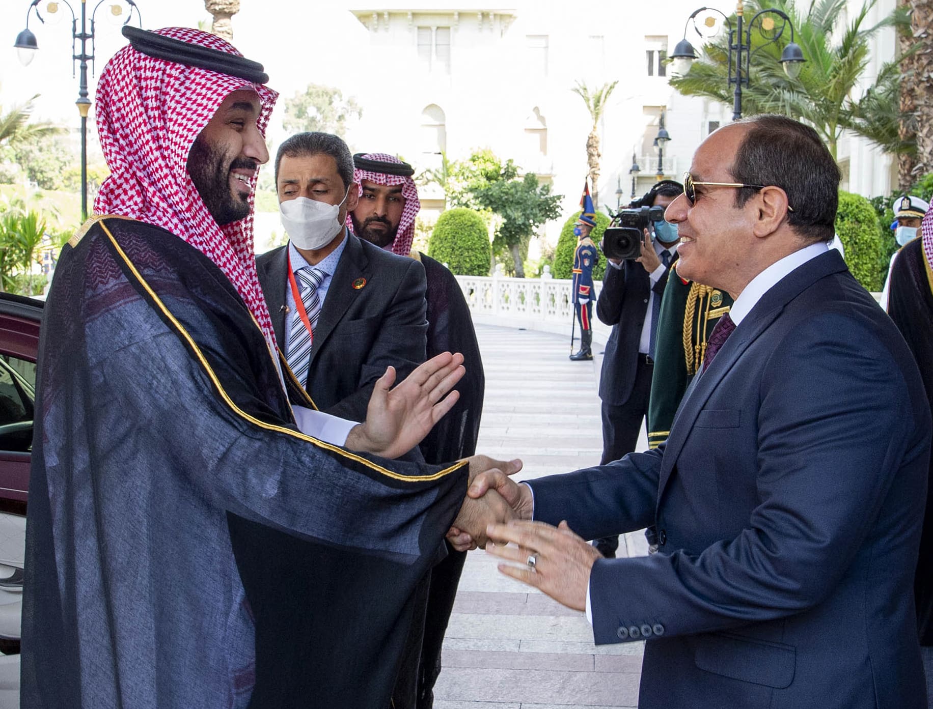 נשיא מצרים עבד אל-פתח א-סיסי ויורש העצר הסעודי מוחמד בן סלמאן בקהיר, 21 ביוני 2022 (צילום: Bandar Aljaloud/Saudi Royal Palace via AP)