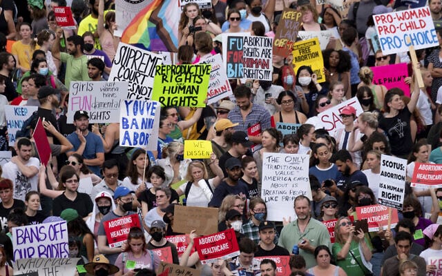 מפגינים באטלנטה נגד החלטת בית המשפט העליון לבטל את פסיקת רו נגד וייד (צילום: AP Photo/Ben Gray)