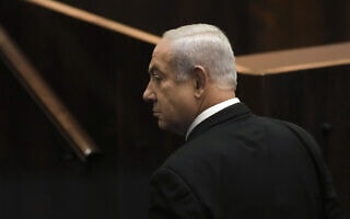 בנימין נתניהו במליאת הכנסת בעת ההצבעה על חוק פיזור הכנסת, 30 ביוני 2022 (צילום: AP Photo/Ariel Schalit)