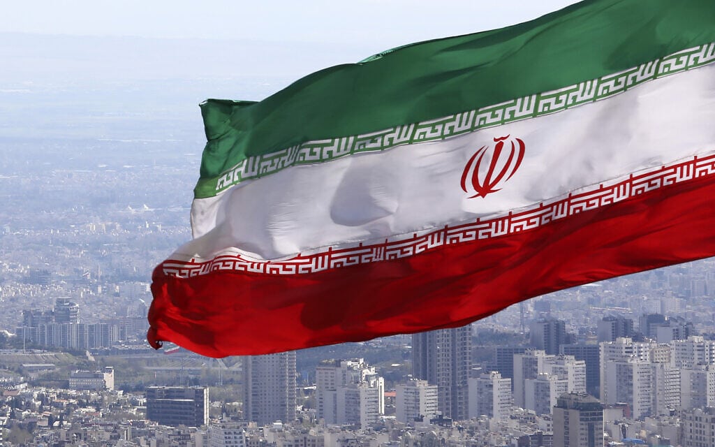 דגל איראן מתנוססס בטהרן (צילום: AP Photo/Vahid Salemi)